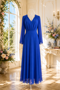 Blaues Maxikleid mit V-Ausschnitt